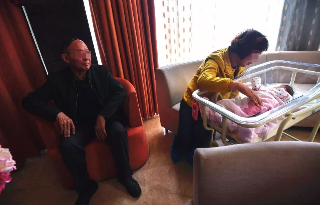 高龄夫妻代孕生子_违规代孕法律问题_格鲁吉亚助孕孩子费用