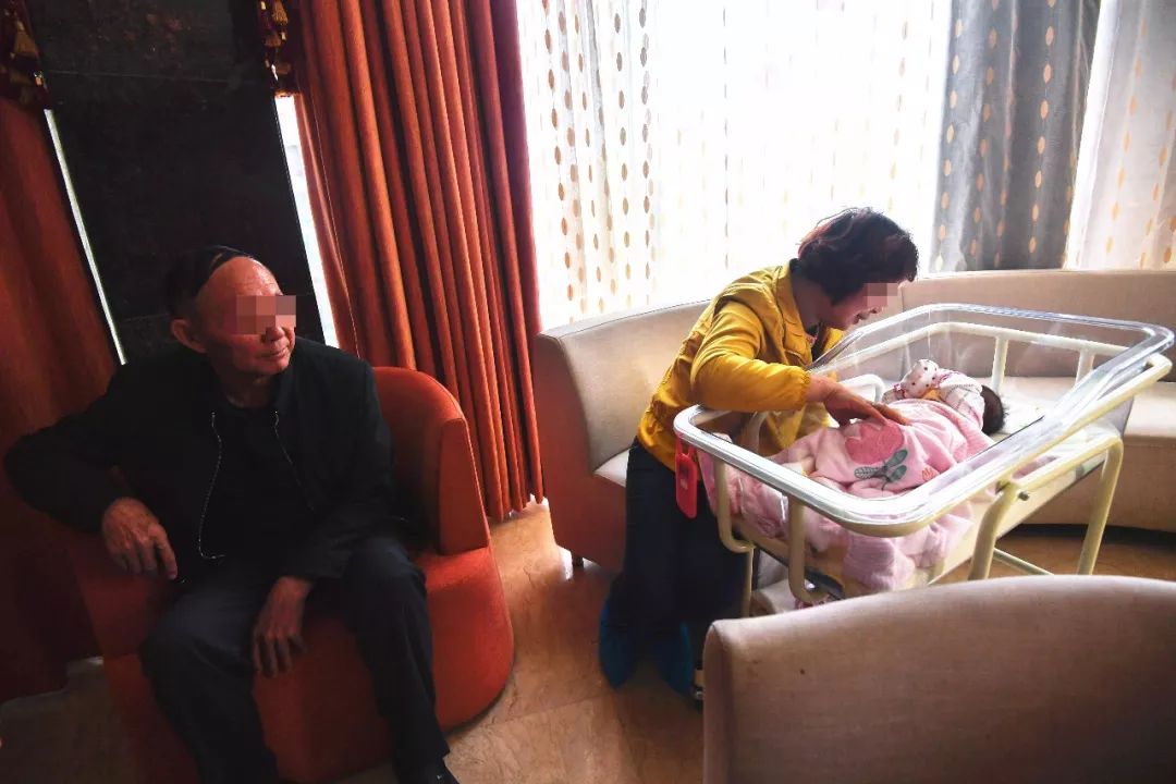 格鲁吉亚助孕孩子费用_违规代孕法律问题_高龄夫妻代孕生子